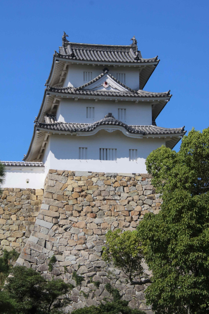 明石城の櫓を見上げる