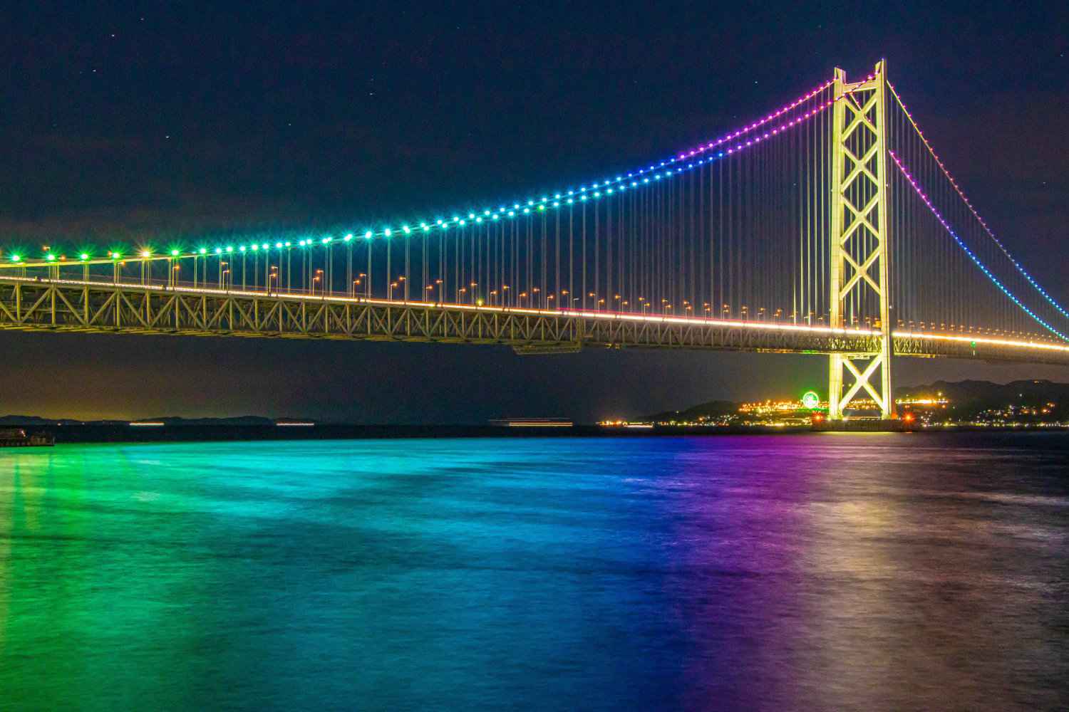 海越しに望む明石海峡大橋